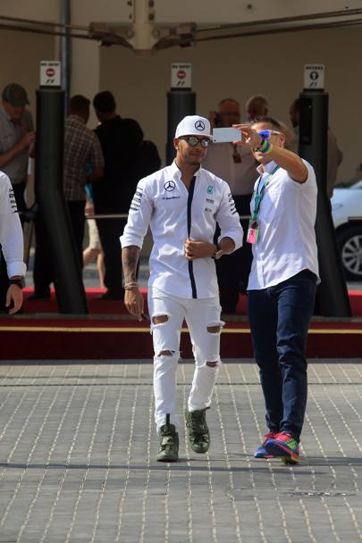 Selfie con Lewis Hamilton sempre molto ambiti. Lapresse
